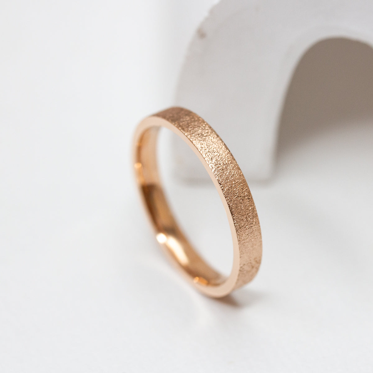 Alliance texturée ruban 3mm en or rouge Fairmined 750/1000, façonnée dans une joaillerie éthique.