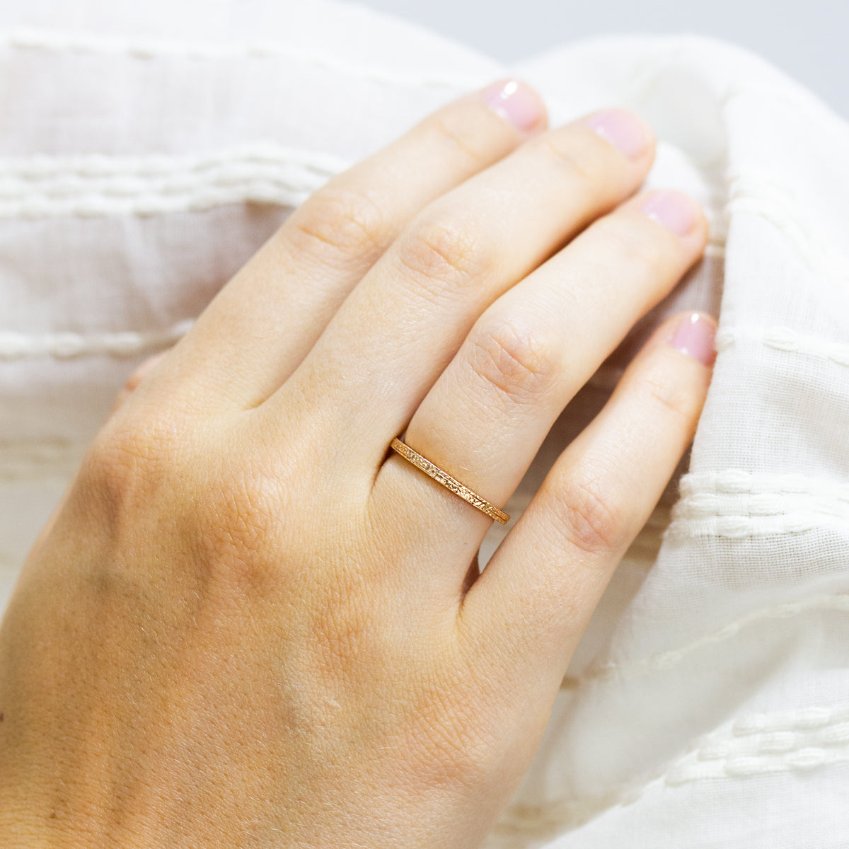 Bague d'union originale mixte avec anneau fin plat , modèle texturée Hélia 1,5mm, façonnée à la main à Paris