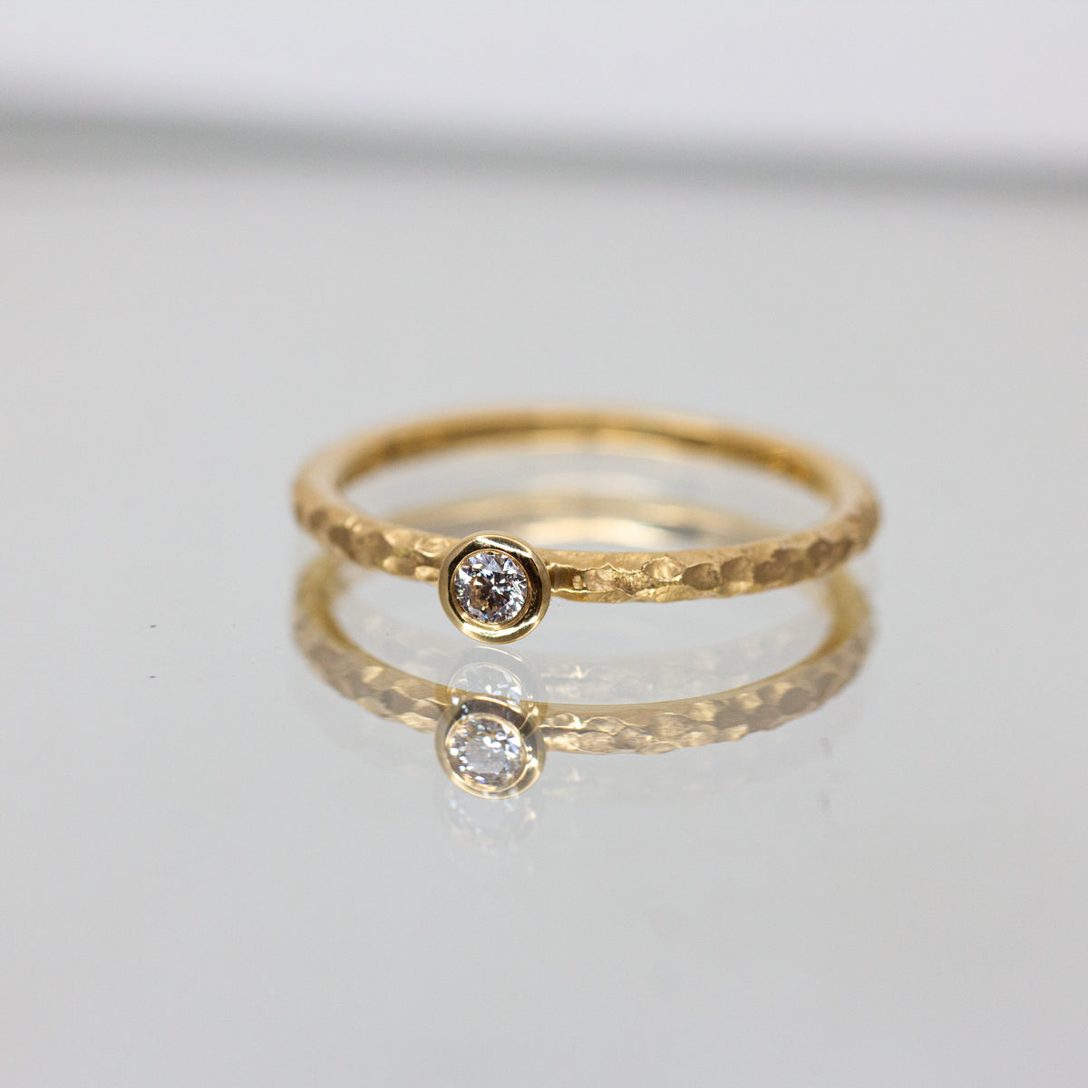 Bague petit solitaire en or jaune 18 carats, réalisée dans une joaillerie éthique à Paris.