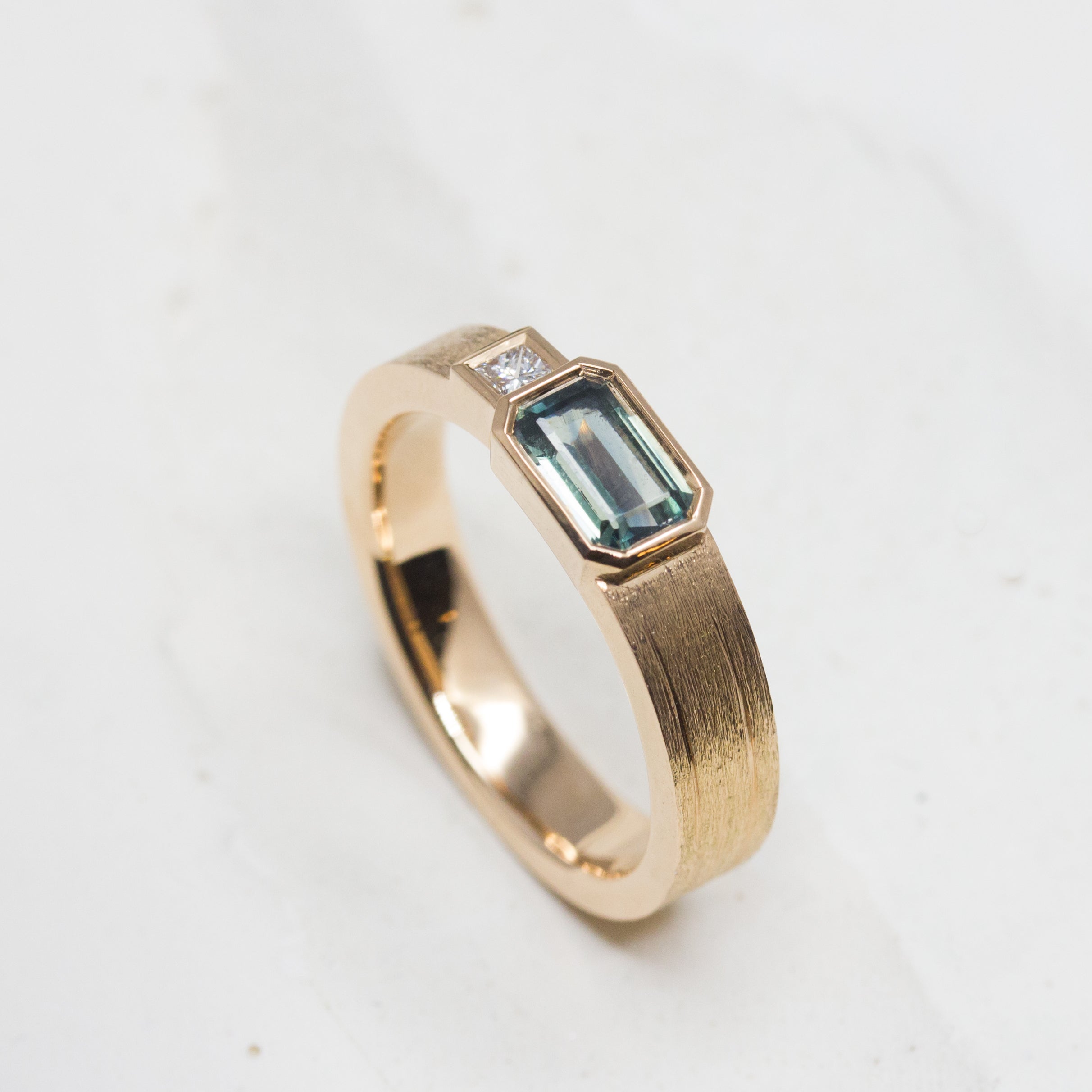 Bague asymétrique en or rose-champagne 18 carats, joaillerie éthique.