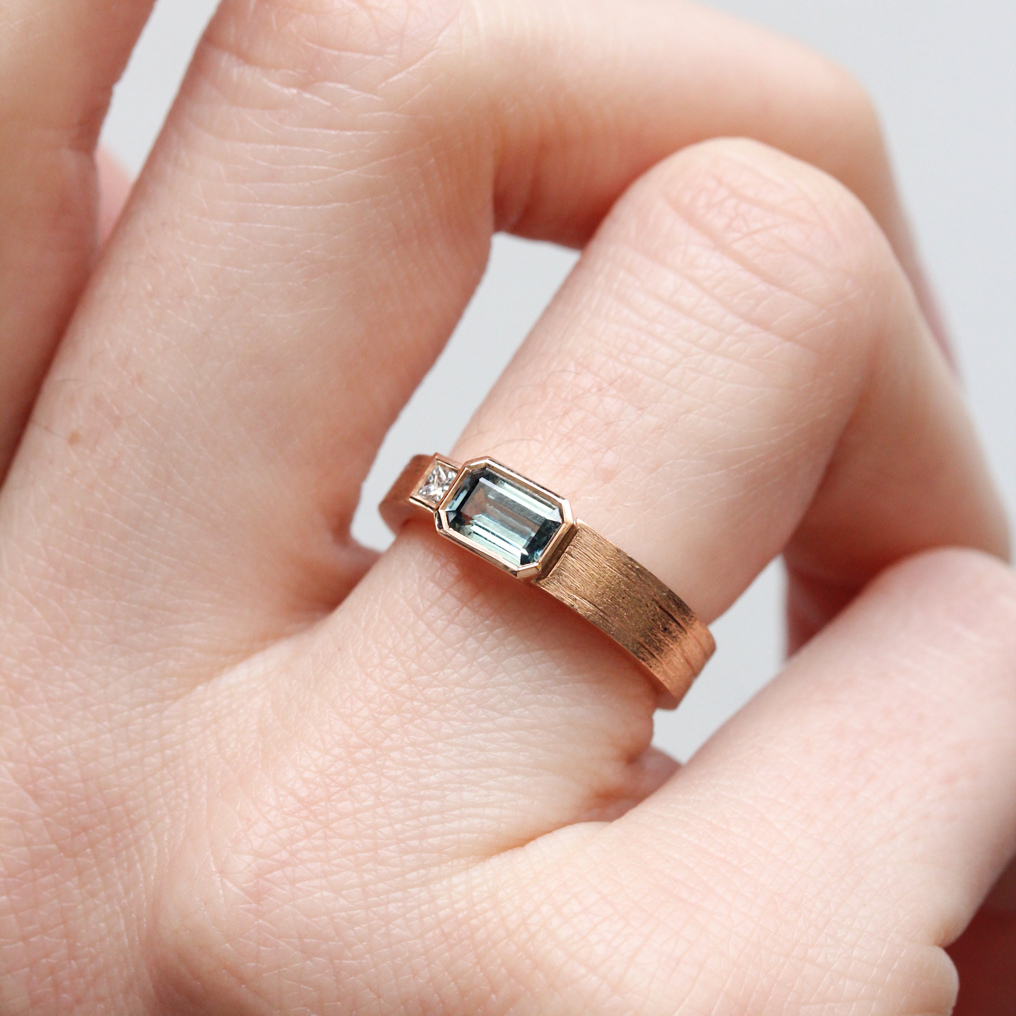 Bague originale, saphir bleu et diamant.