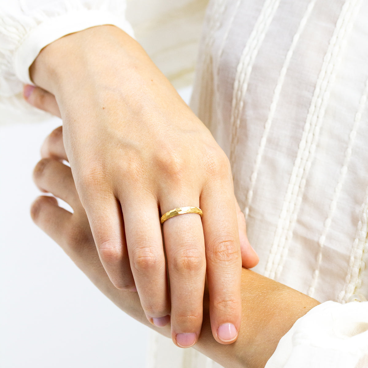 Bague de mariage Staël 3,5 mm pour homme et femme, aspect original texturé brossé à la main sur de l'or éthique