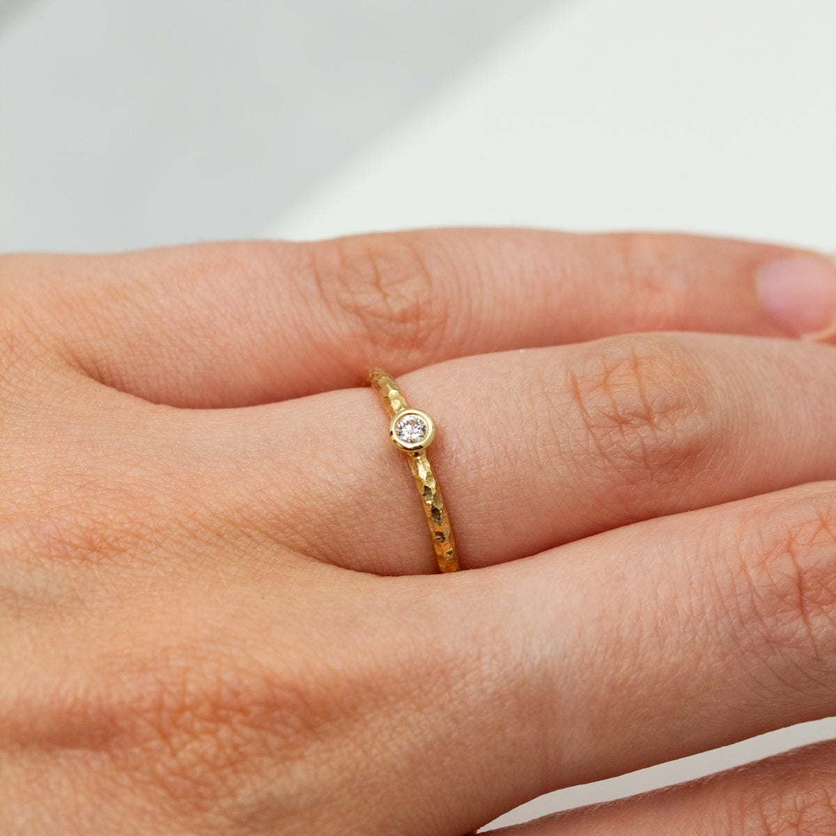 Bague fine en or jaune 18 carats, effet martelé, issue d'un processus équitable.