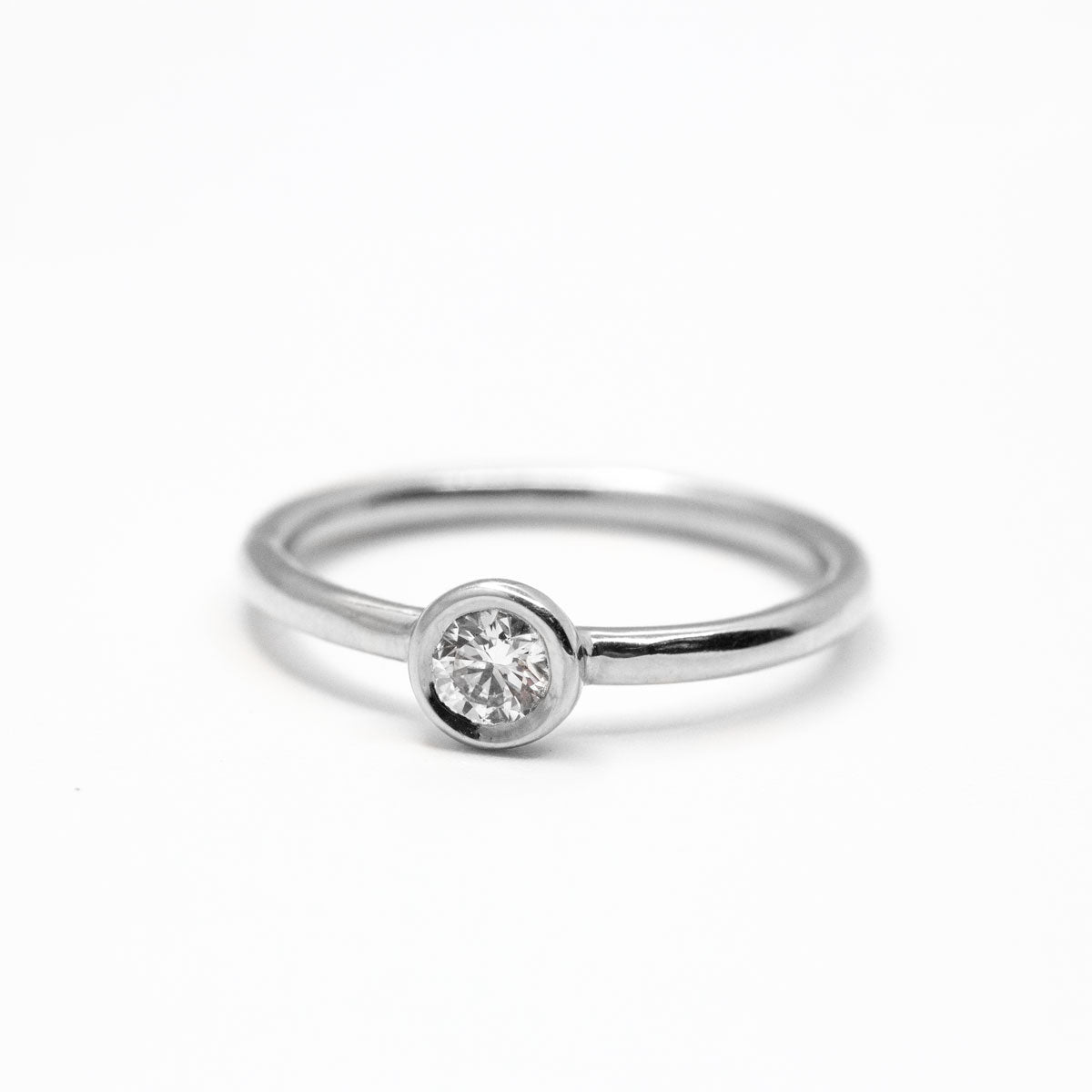 Bague de fiançailles femme solitaire diamant de synthèse rond 4mm et anneau jonc en or blanc 750/1000 recyclé + prime Fairmined. Joaillerie éthique et fabrication artisanale à Paris