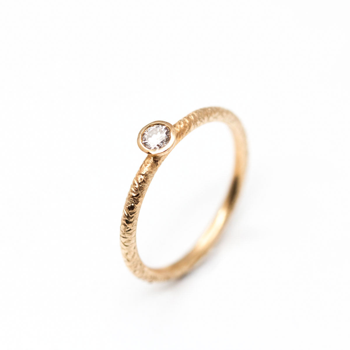 Bague solitaire rond fin femme diamant 2,5 mm serti clos en or rouge 18 carats recyclé réalisée à Paris par nos joailliers dans notre propre atelier ethique et engagé