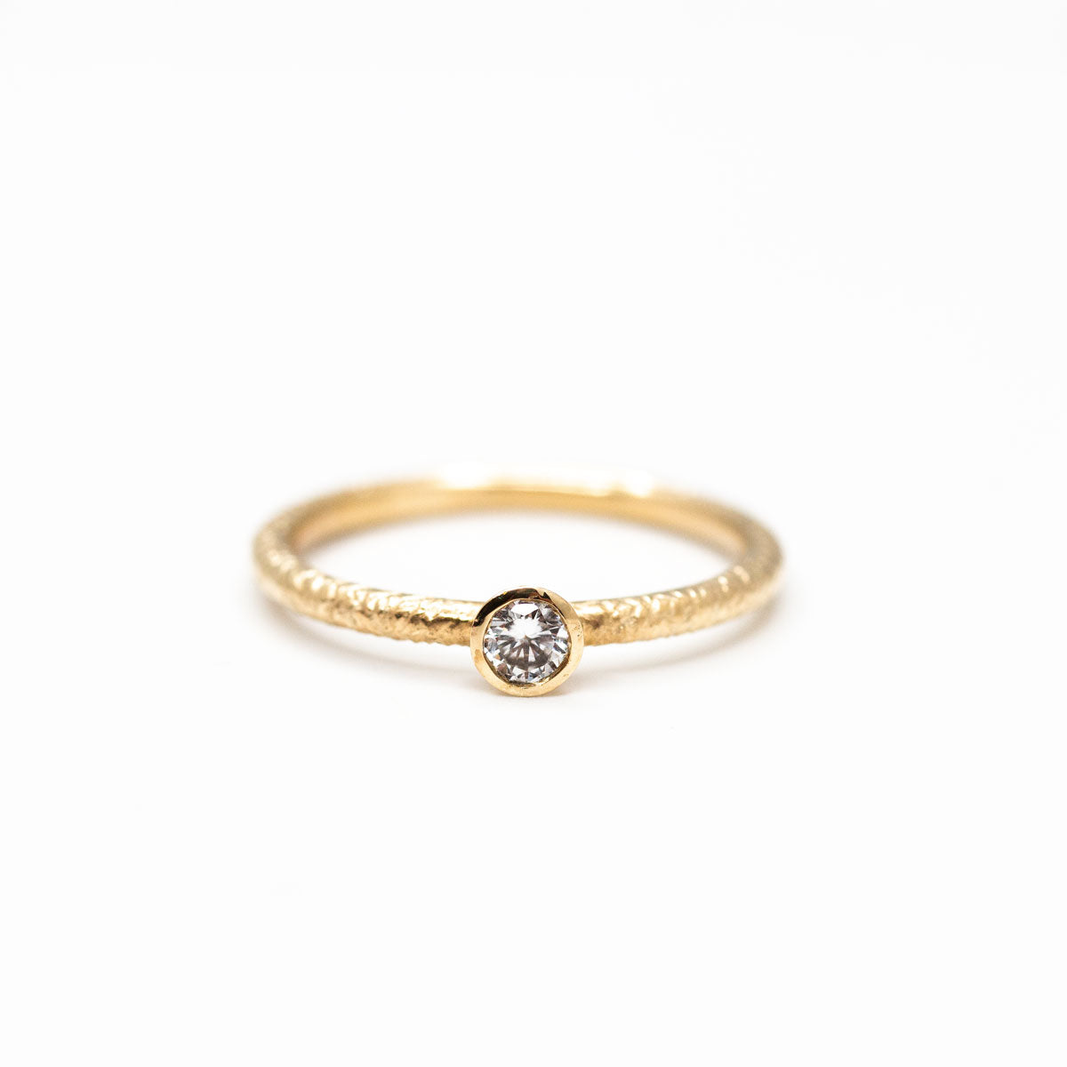 Bague de fiançailles solitaire rond fin femme diamant 2,5 mm serti clos en or rose-champagne 18 carats recyclé réalisée à Paris par nos joailliers dans notre propre atelier ethique et engagé