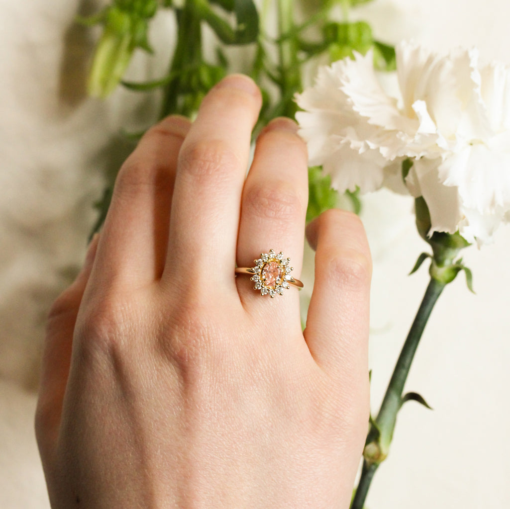 Bague de fiançailles en or Fairmined 18 carats, sertie d'un saphir rose entouré de diamants de synthèse