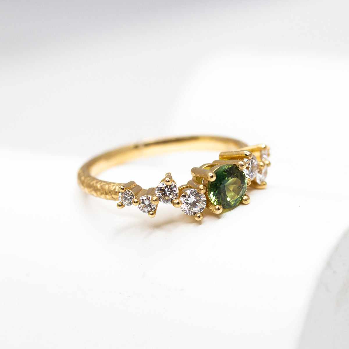 Bague en or jaune 18 carats Fairmined, sertie d'un saphir vert et de diamants de synthèse, réalisée dans notre atelier à Paris.