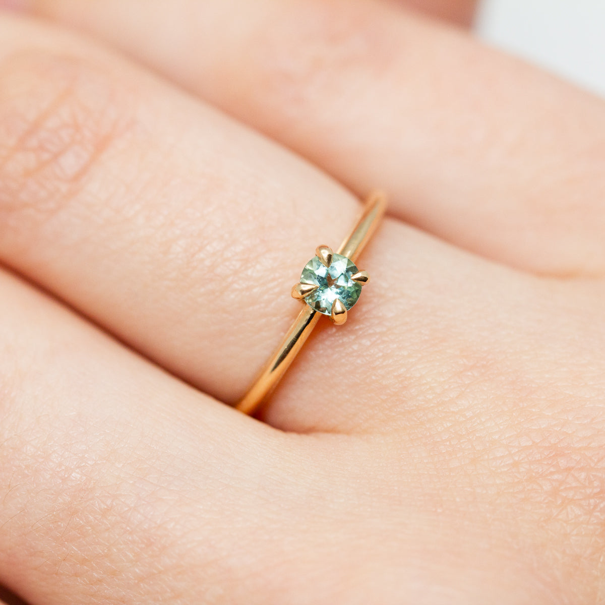 Bague de fiançailles solitaire pour femme en or rose-champagne recyclé 18 carats rehaussée d'un saphir vert certifié Fair Trade 1 d'Australie.