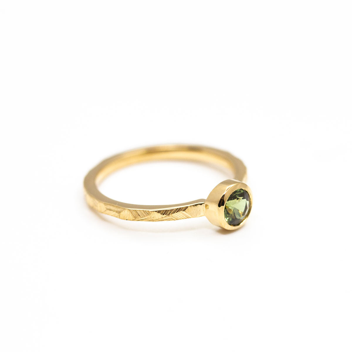 Bague de fiançailles originale femme, solitaire orné d'un saphir vert-jaune en or jaune éthique Fairmined pour demande en mariage