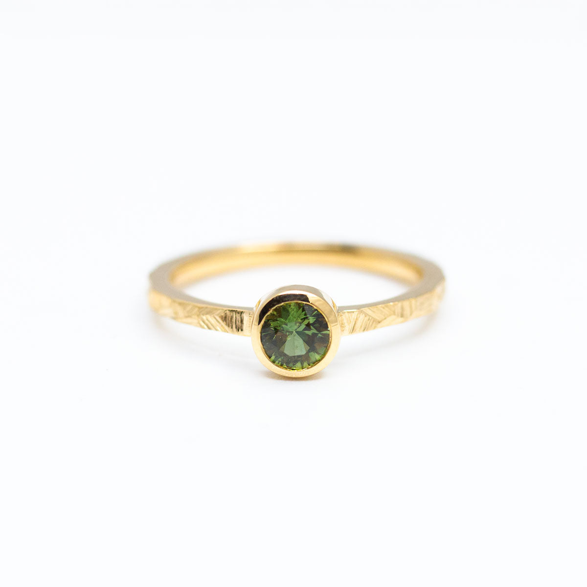 Bague de demande originale femme, solitaire orné d'un saphir vert-jaune en or jaune éthique Fairmined réalisée artisanalement à Paris dans notre propre atelier de joaillerie responsable
