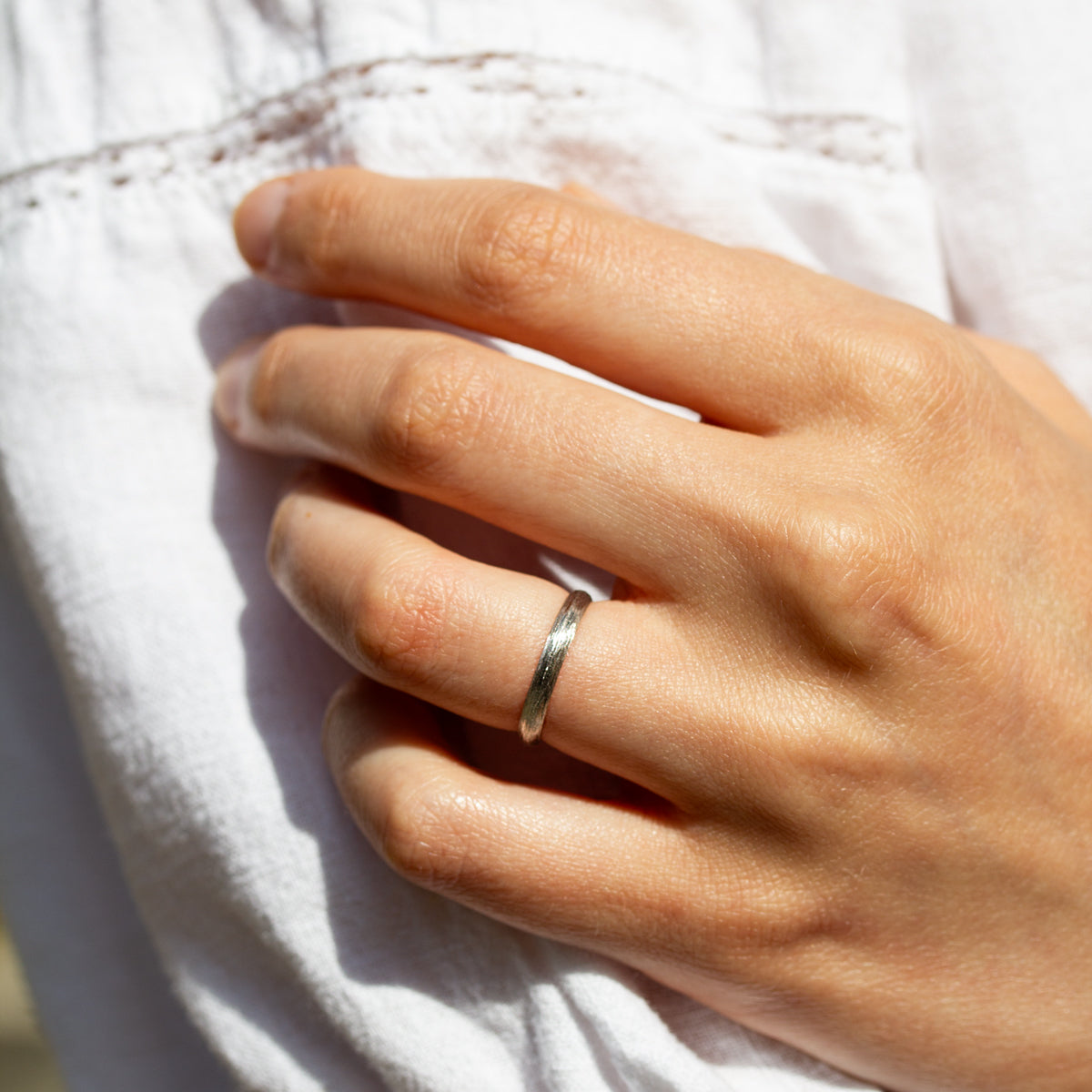 Alliance en or 750/1000 Fairmined à la finition brossée, confectionnée dans une joaillerie éthique parisienne.