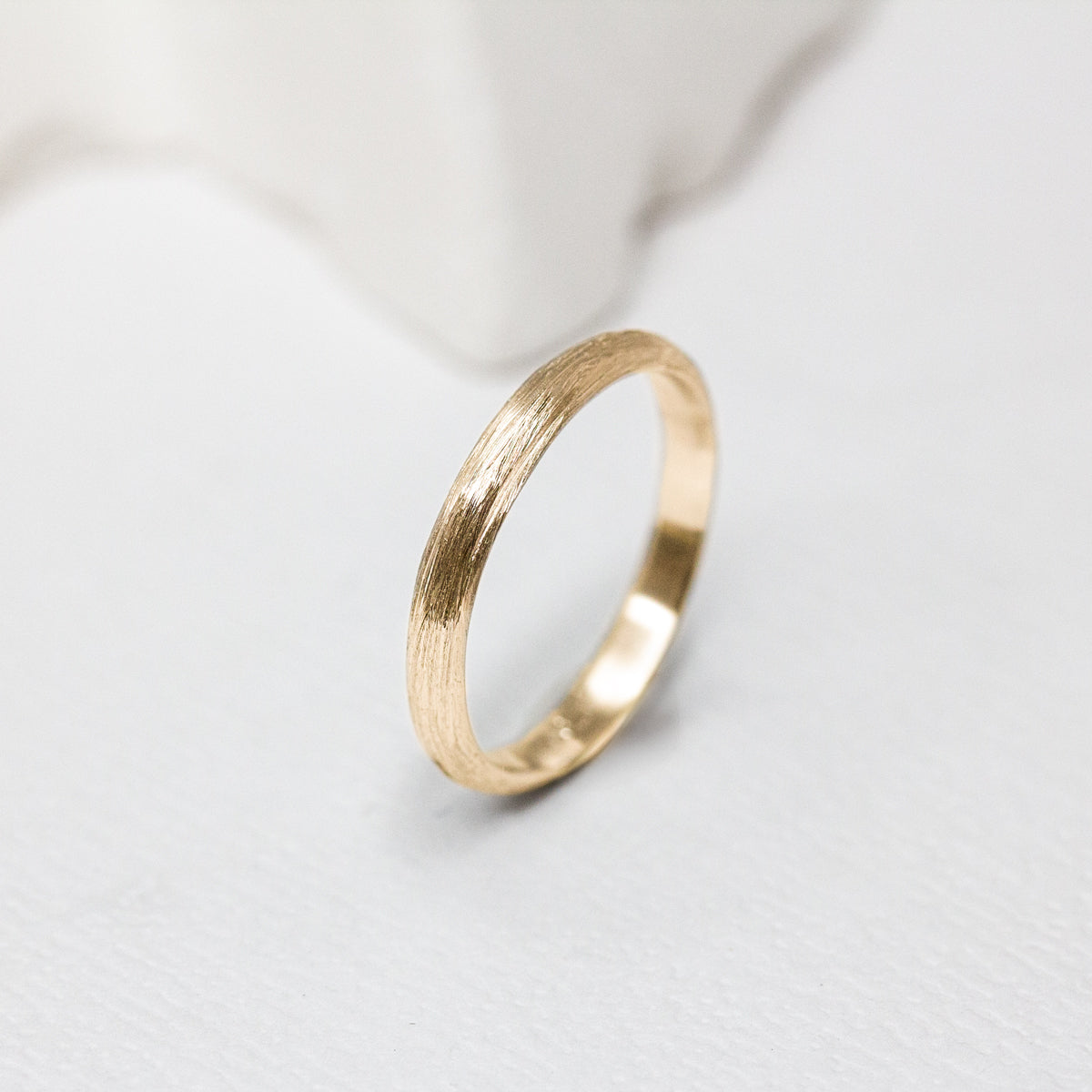 Alliance, bague fine en or rose-champagne brossé, fabriquée dans une joaillerie éthique parisienne.