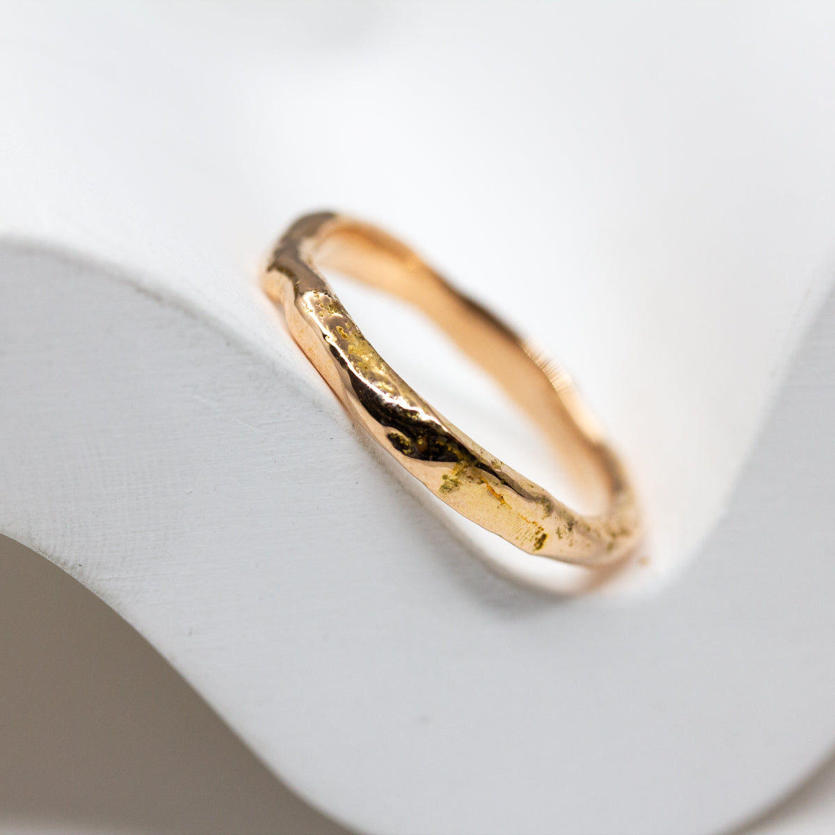 Alliance en or rouge 750/1000 Fairmined, avec une texture brute qui rappelle l’or fondu, fabriquée à Paris dans une joaillerie éthique.