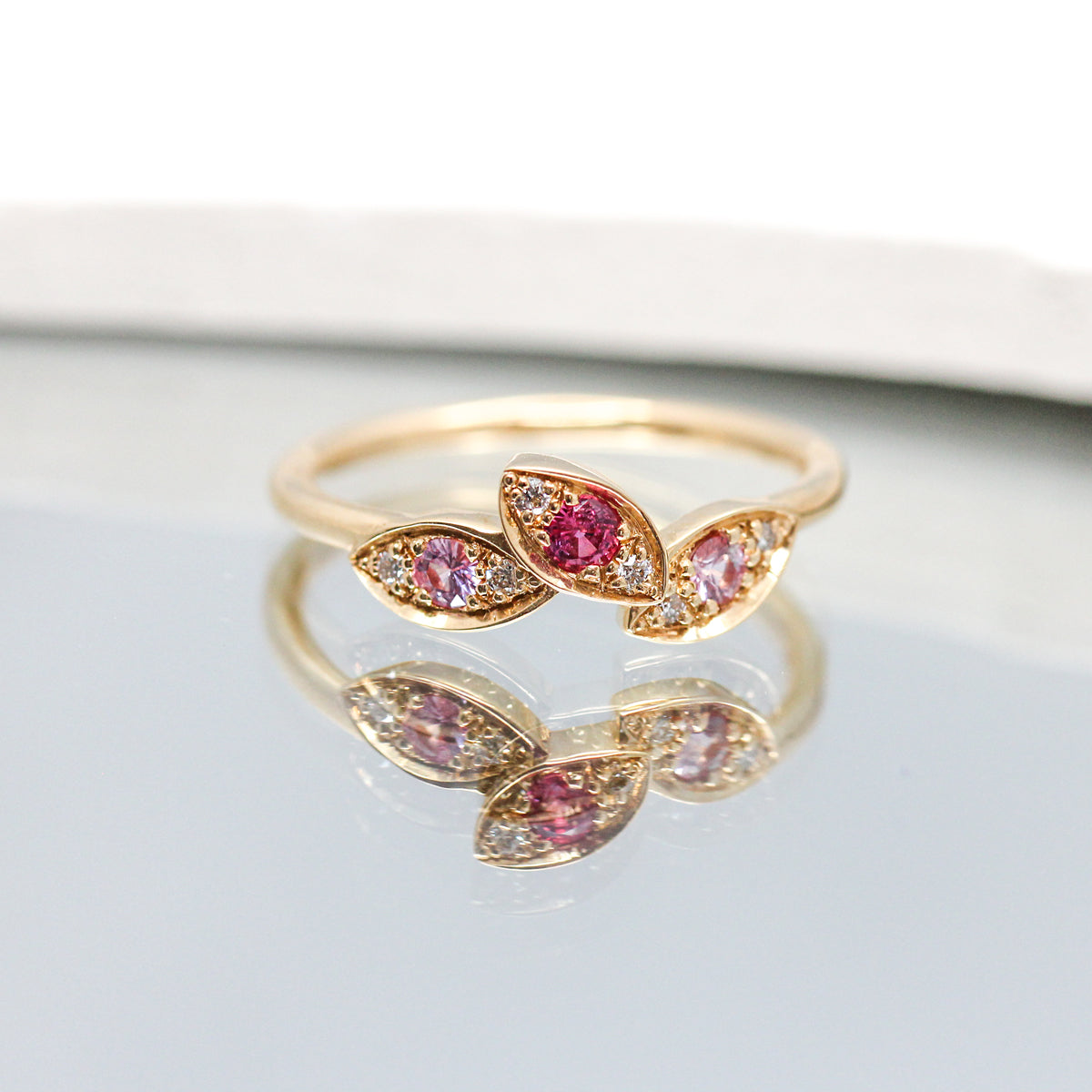 Pièce unique - Bague travaillée en feuilles d'or jaune 750/1000 recyclé + prime Fairmined, sertie d'un rubis, deux saphirs roses et de diamants.