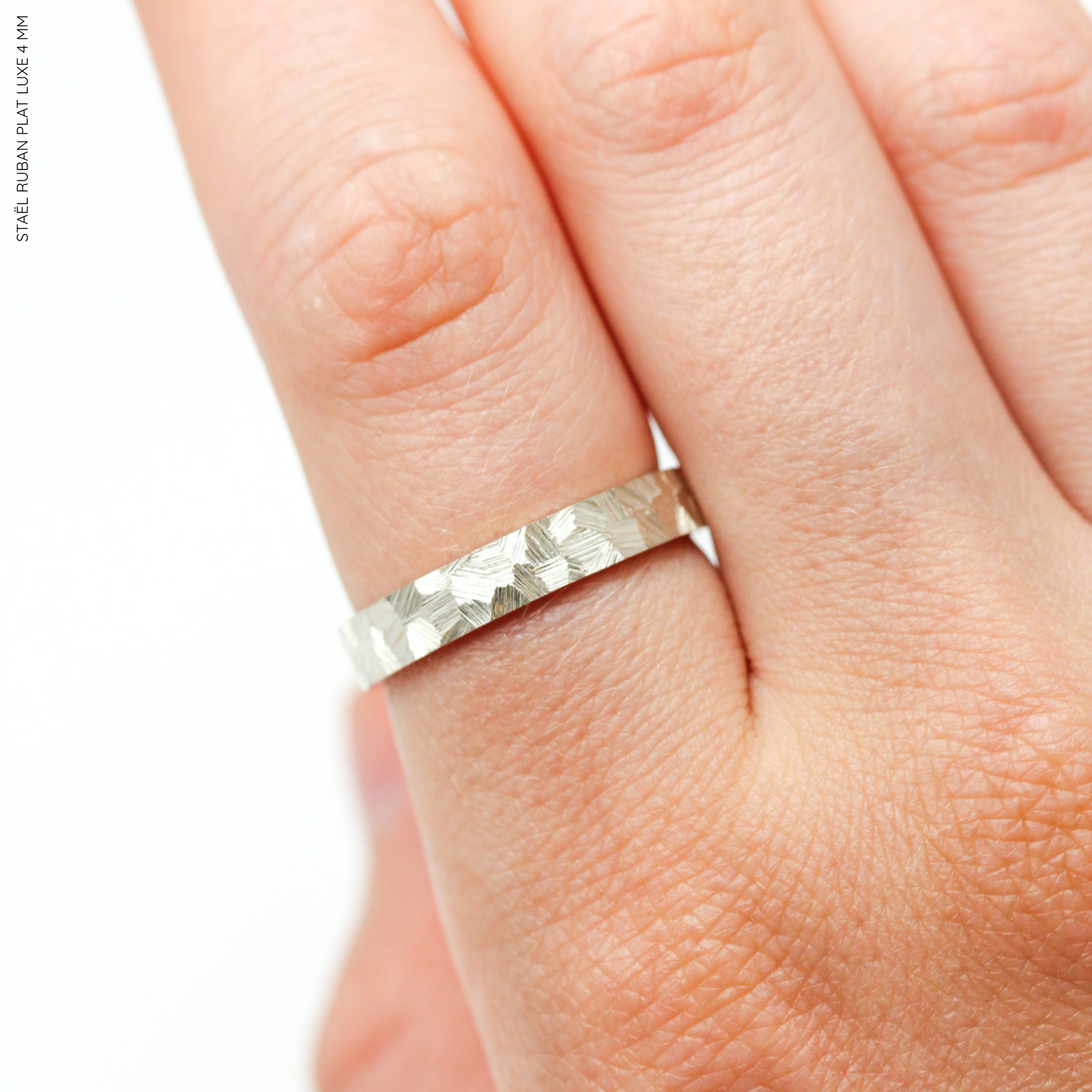 Alliance artisanale homme en argent rhodié ruban 4mm texture brossée Staël.
Bague mariage et union en argent 925/1000
Alliance fabriquée dans notre atelier parisien par nos joaillères de façon artisanale.