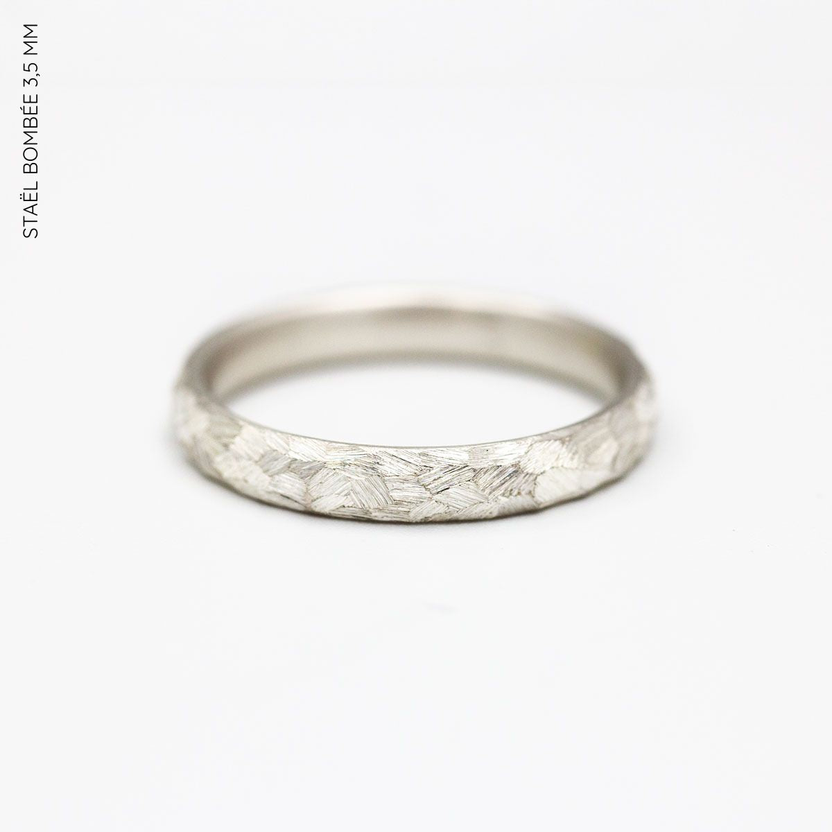 Alliance artisanale mixte argent rhodié texture Staël.
Bague mariage et union en argent 925/1000
Alliance fabriquée dans notre atelier parisien par nos joaillères de façon artisanale.