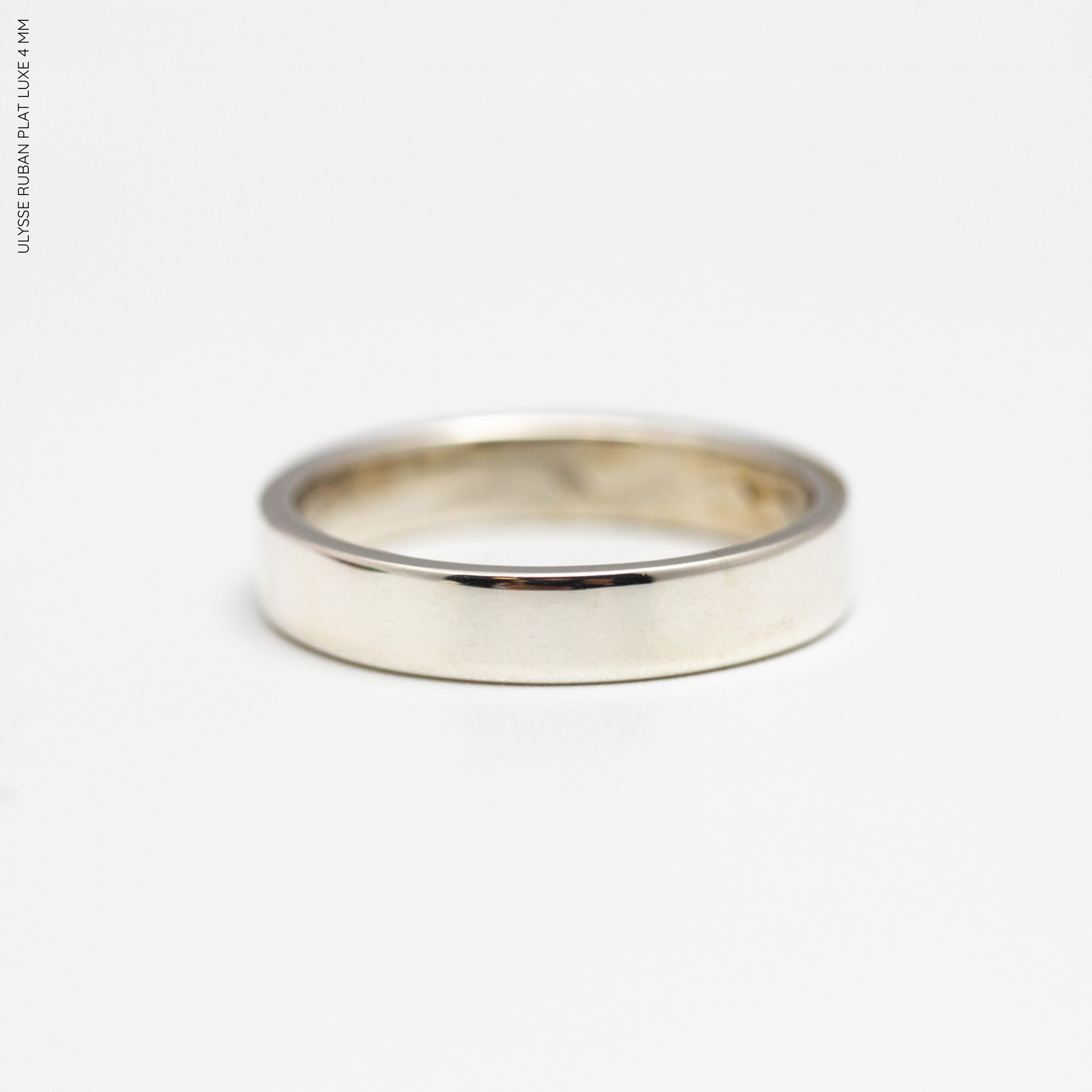 Alliance classique argent homme fabriquée artisanalement dans notre atelier parisien. Joaillier ethique et responsable à Paris et Lyon