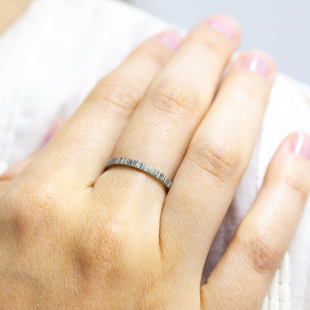 Alliance striée fine femme texture artisanale Isandre en or blanc recyclé 18 carats + prime Fairmined. Joaillerie éthique et fabrication artisanale