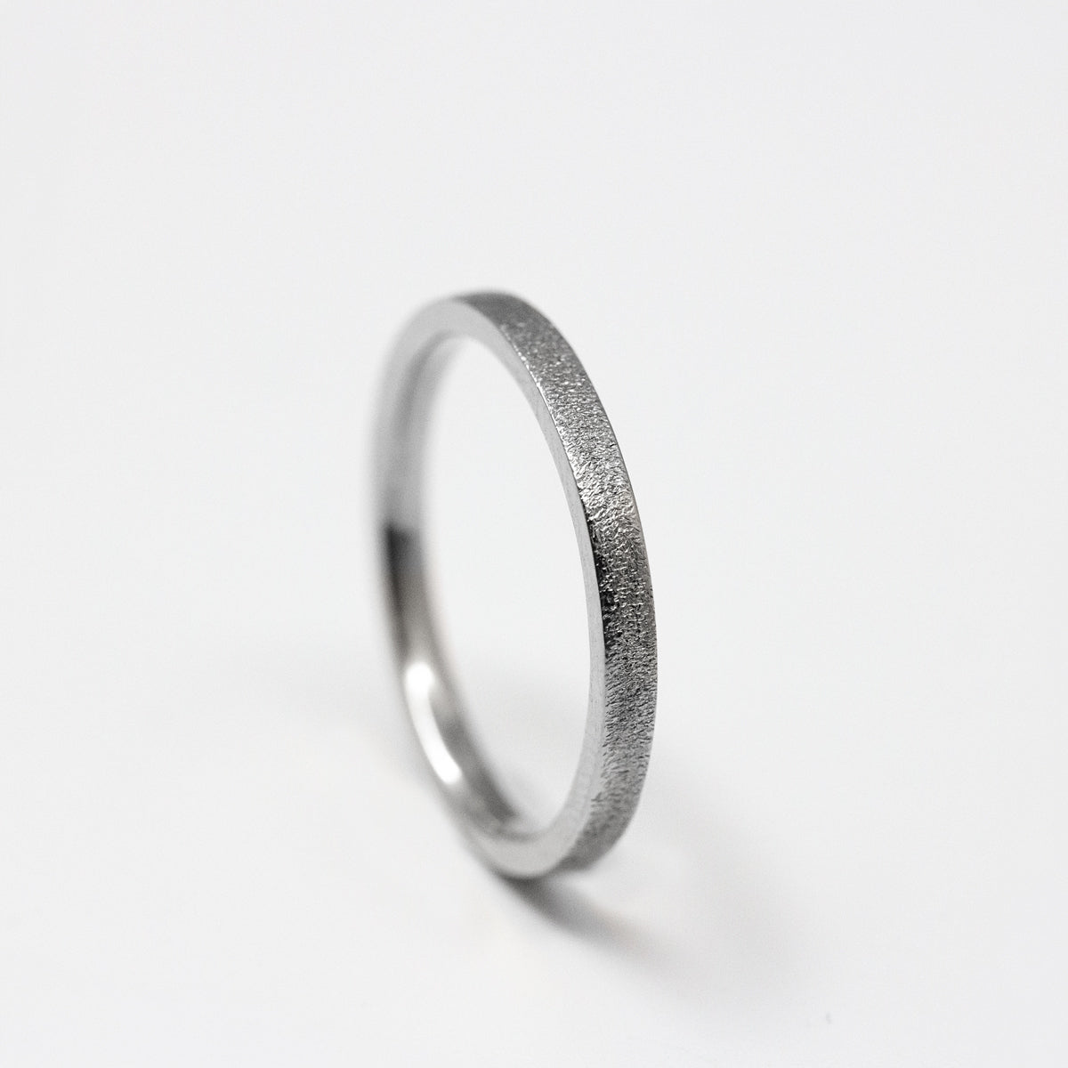 Alliance paillette fine femme en platine 18 carats, texture givrée Gina ruban 2 mm. Fabrication artisanale & joaillerie éthique