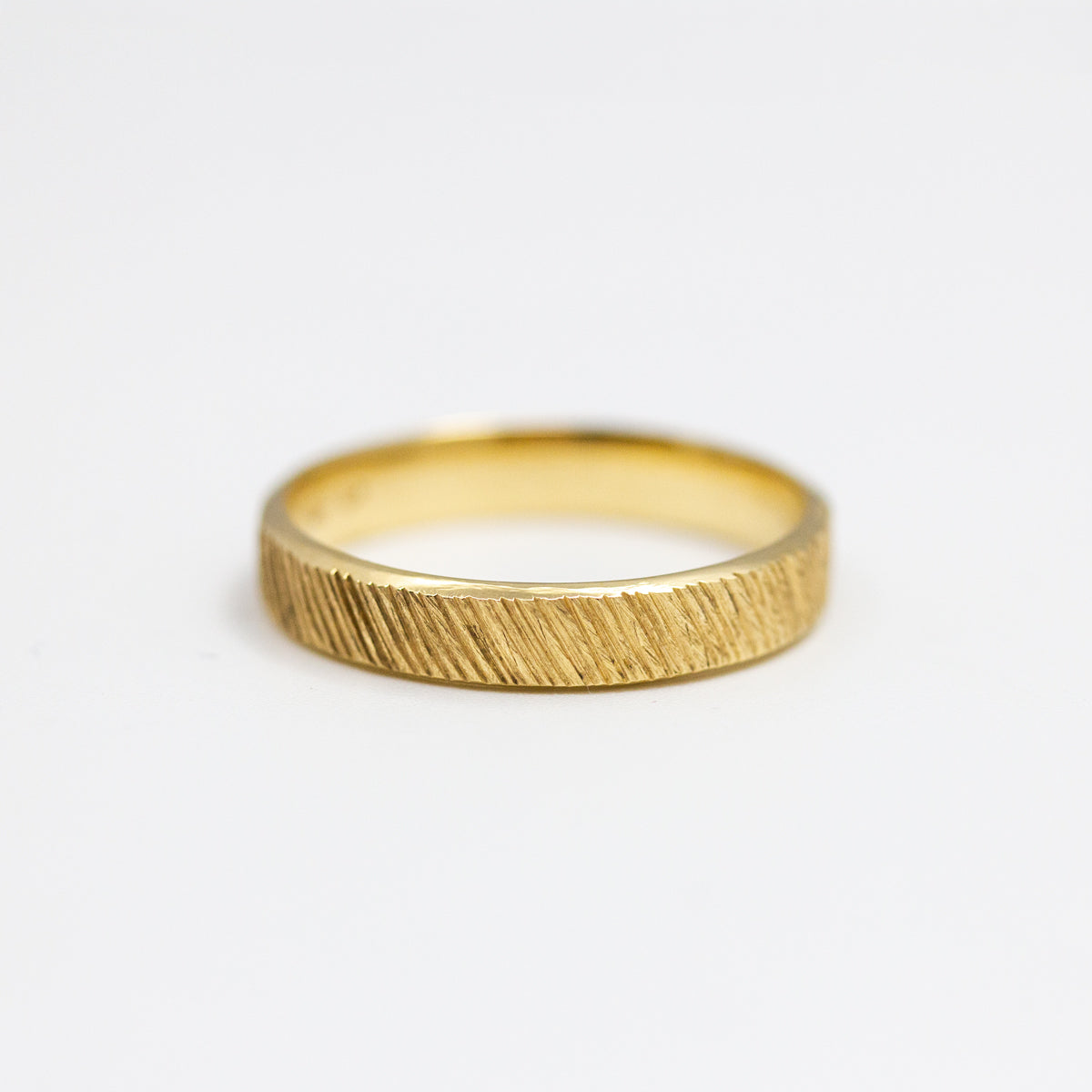 Alliance mariage éthique artisanale pour homme, ruban 4mm finition strié à la main, en or jaune 18 carats recyclé