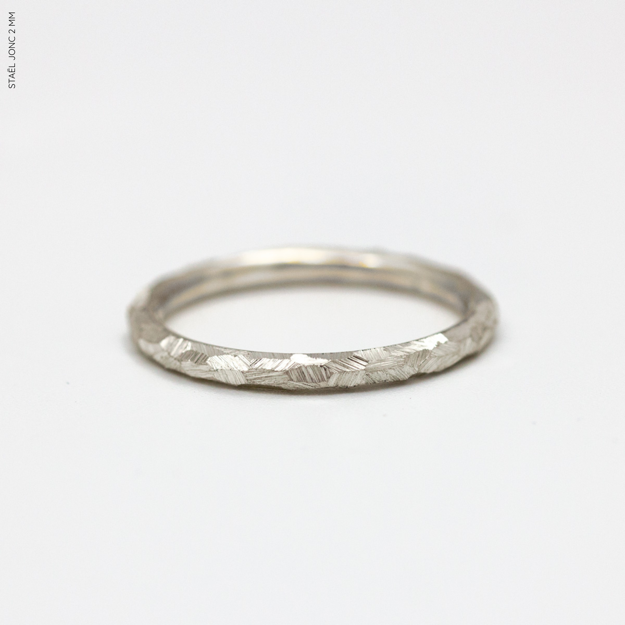 Alliance artisanale femme argent rhodié texture brossée. Jonc 2mm
Bague mariage et union en argent 925/1000
Alliance fabriquée dans notre atelier parisien par nos joaillères de façon artisanale.