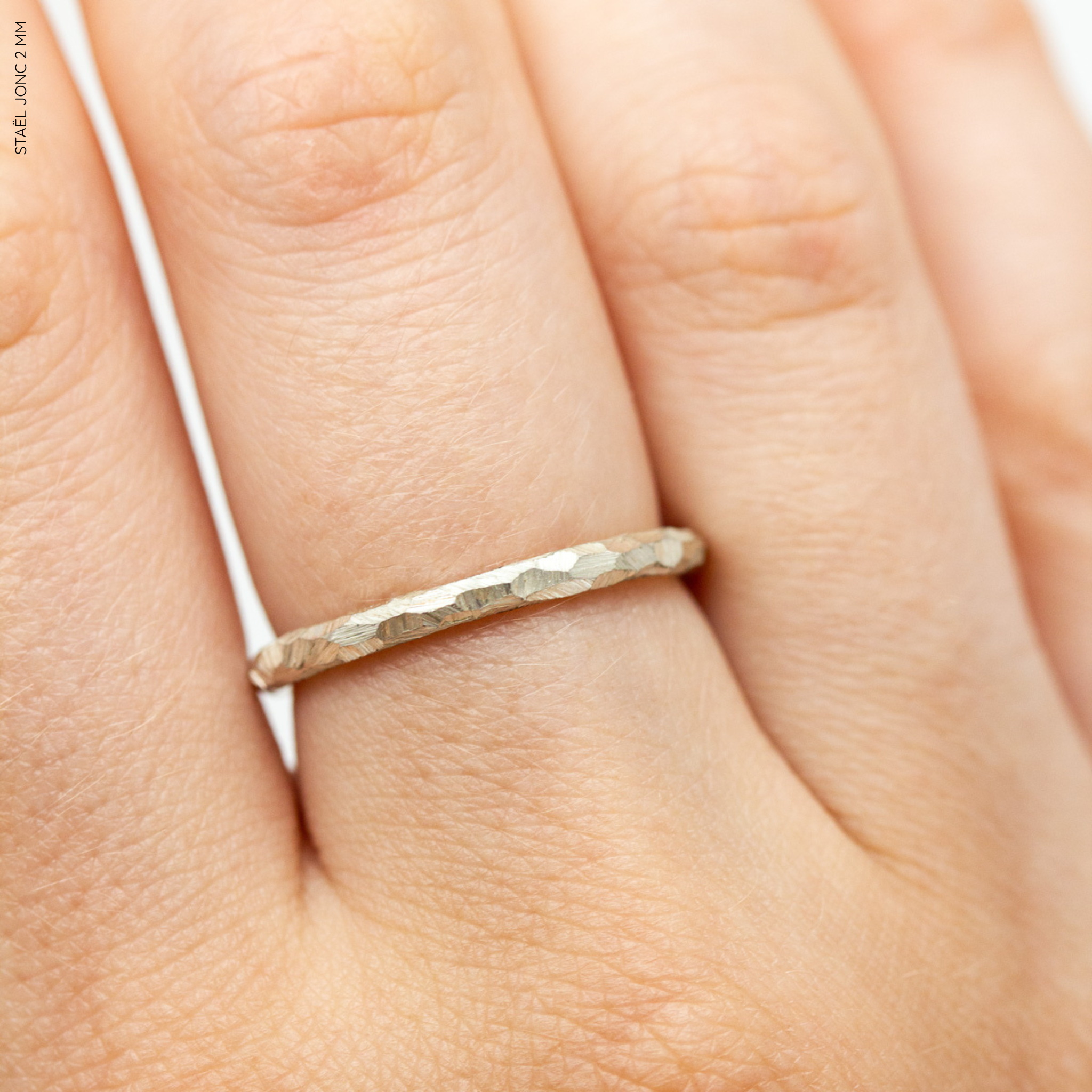 Alliance femme argent rhodié jonc 2mm texture brossée Staël.
Bague mariage et union en argent 925/1000
Alliance fabriquée dans notre atelier parisien par nos joaillères de façon artisanale.