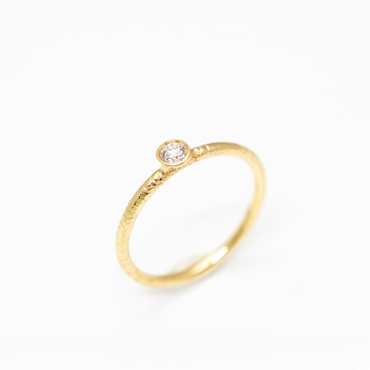Bague délicate sertie femme Pierrette en or jaune 18 carats texturé sertie d'un diamant. Joaillerie éthique française made in Paris