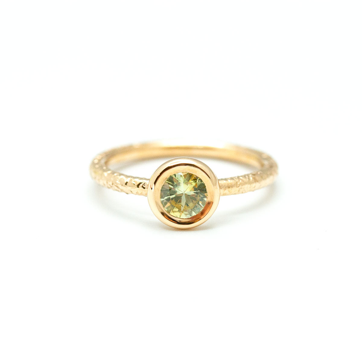 Bague de fiançailles Ayamé Rosa en or jaune 18 carats recyclé texturé à la main, serti d'un saphir jaune pâle 5 mm serti pneu fabriquée à Paris
