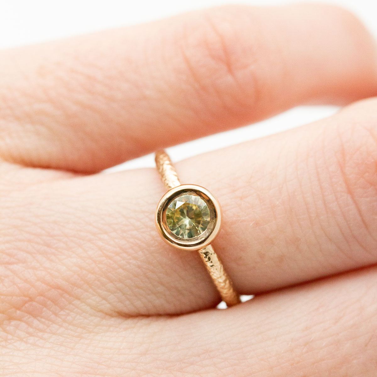Bague solitaire Ayamé Rosa en or jaune 18 carats recyclé texturé à la main, serti d'un saphir jaune pâle 5 mm serti pneu fabriquée à Paris
