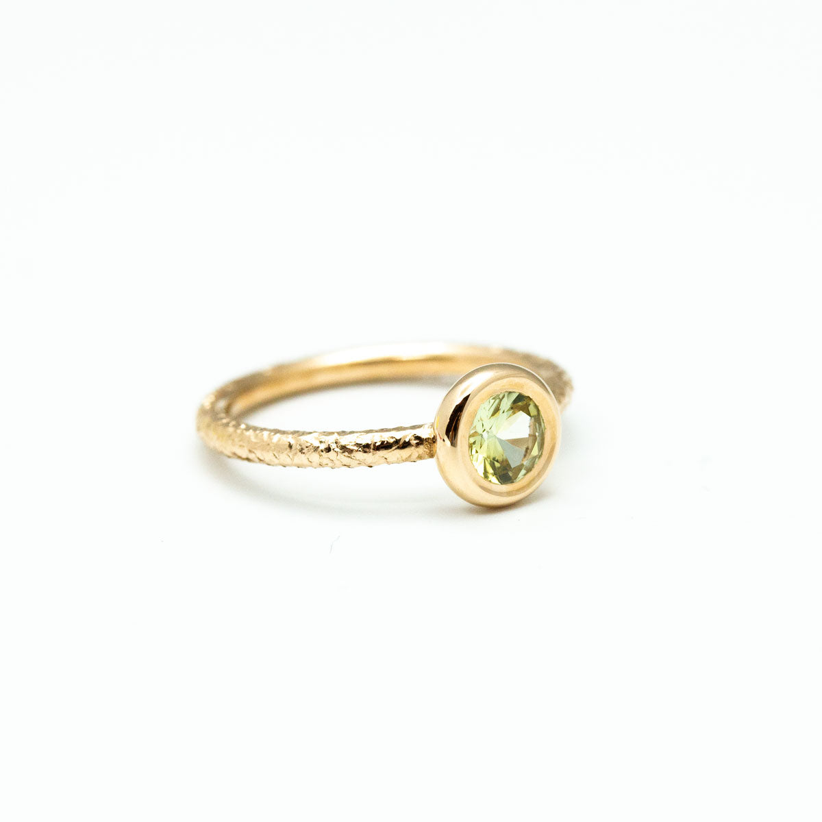 Bague de fiançailles Ayamé Rosa en or jaune 18 carats recyclé texturé à la main, serti d'un saphir jaune pâle 5 mm serti pneu fabriquée à Paris