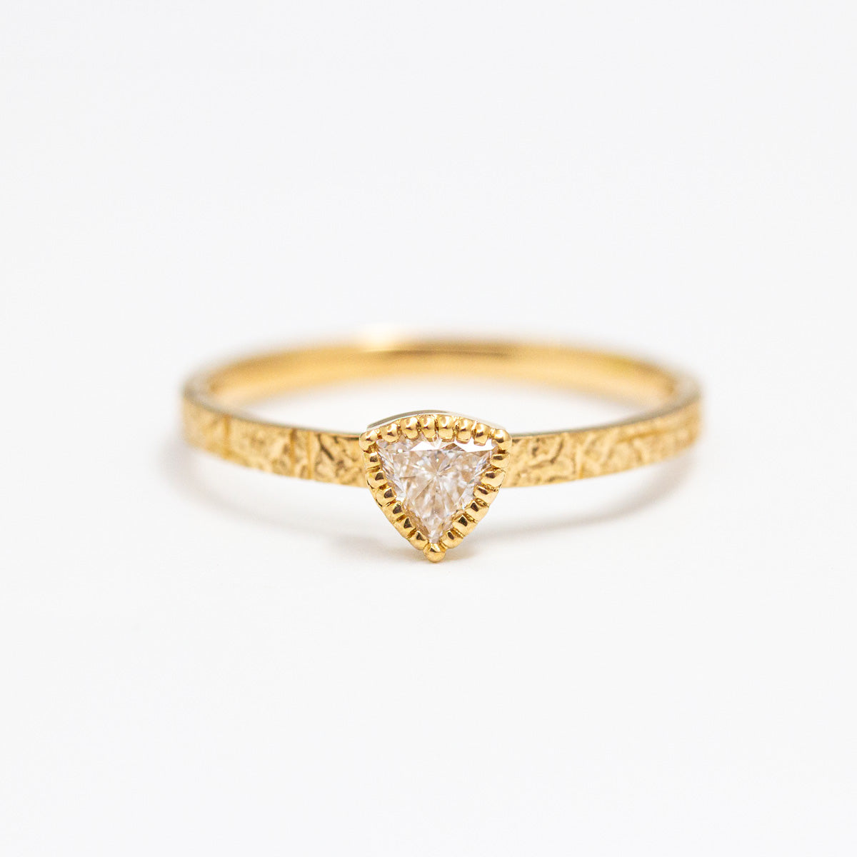Bague fiançailles femme solitaire triangle, diamant troïdia et or jaune recyclé 18 carats. fabriquée artisanalement à Paris, joaillier éthique