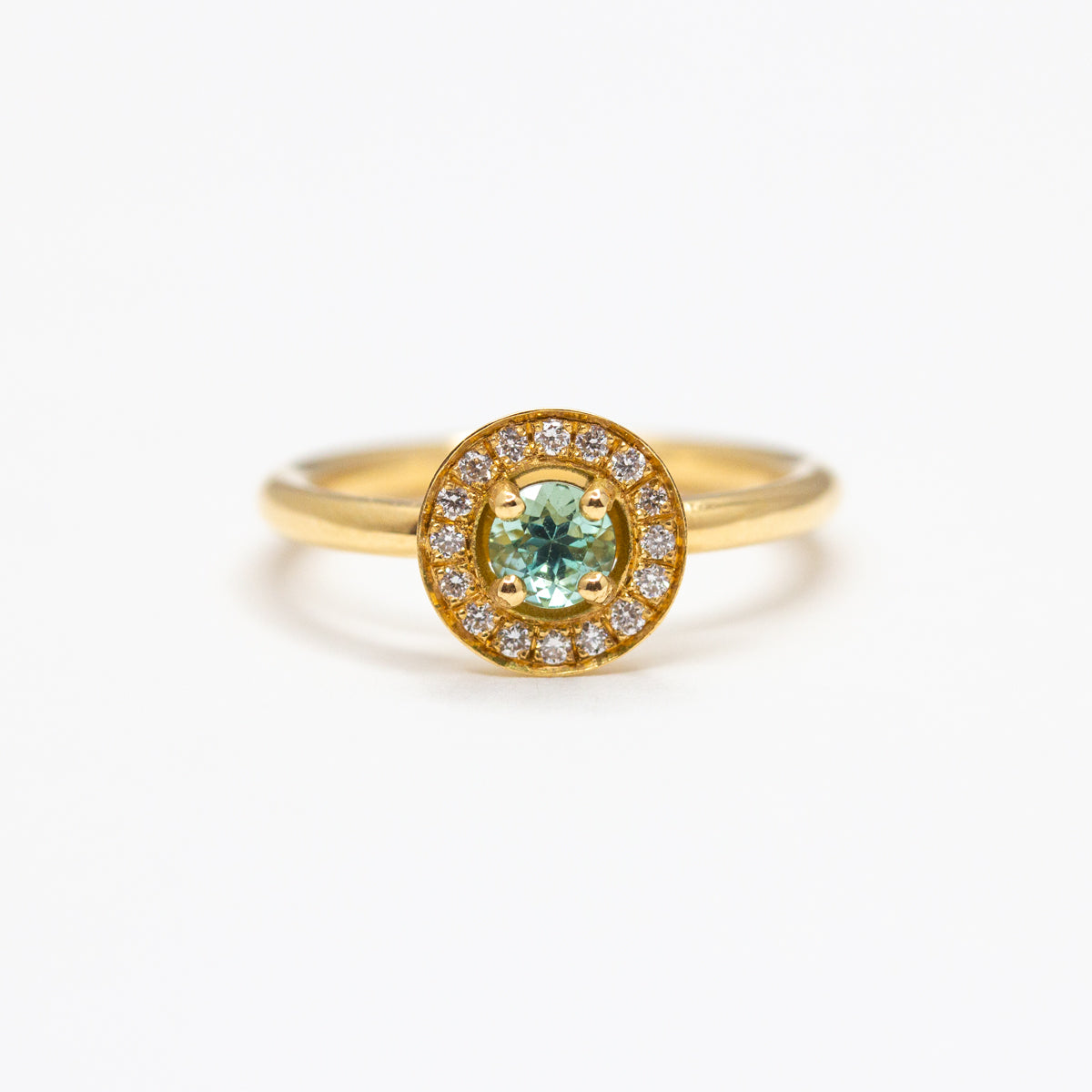 Bague sertie d'une tourmaline et diamants de synthèse, en or Fairmined 18 carats.