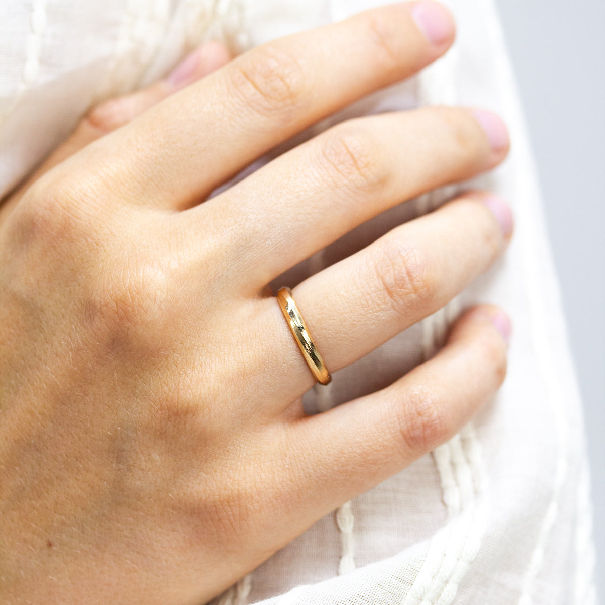 Alliance En Chemin 3mm sobre originale pour union et mariage, femme et homme, en or écoresponsable et fabrication artisanale française