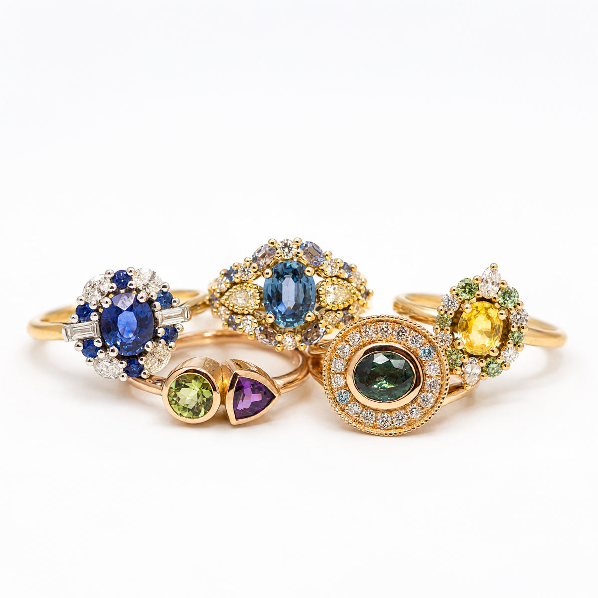 Création de bagues surmesure en or 750/1000 recyclé ou certifié fairmined, serties de pierres précieuses et fines tracées. Artisan joaillier créateur de bijoux sur-mesure