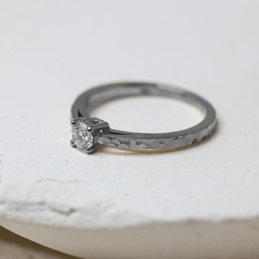 Bague de fiançailles en or gris made in France.