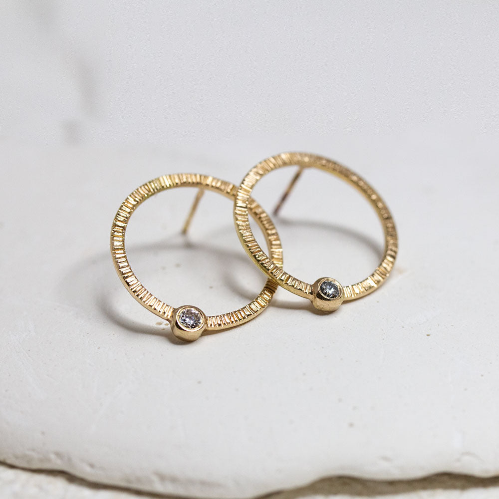 Bijou texturé en or rose-champagne fairmined au sein d'une joaillerie artisanale.