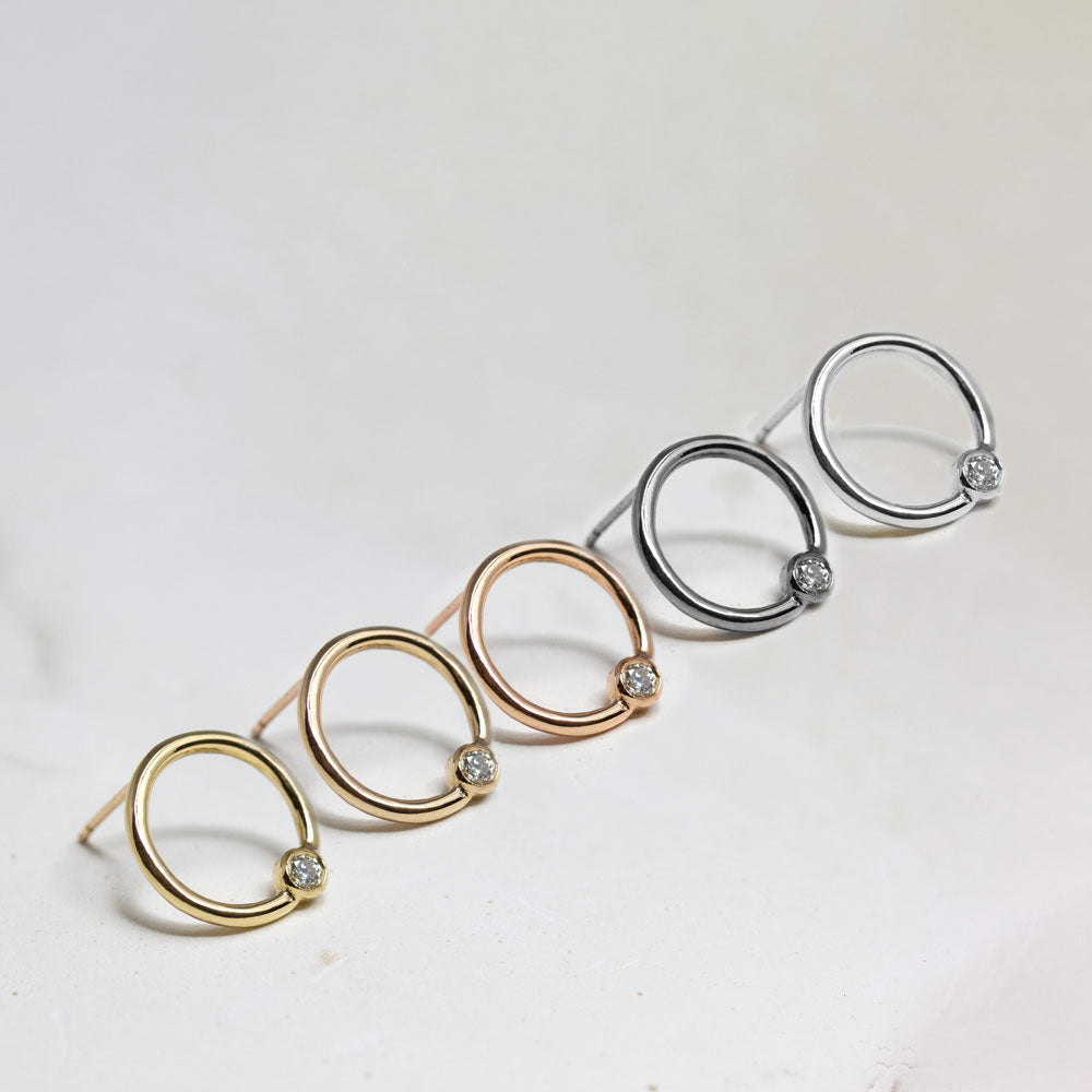 Boucles d'oreille cercle avec diamant de synthèse.