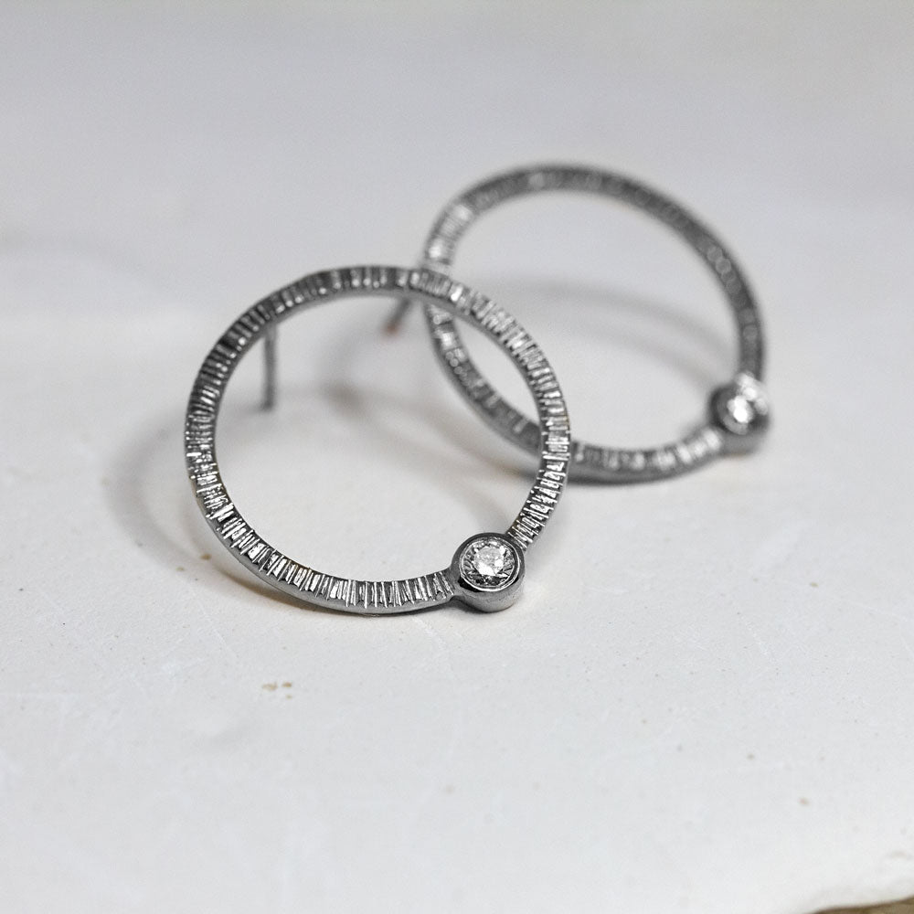 Boucles d'oreille avec diamant de synthèse en or gris palladié.