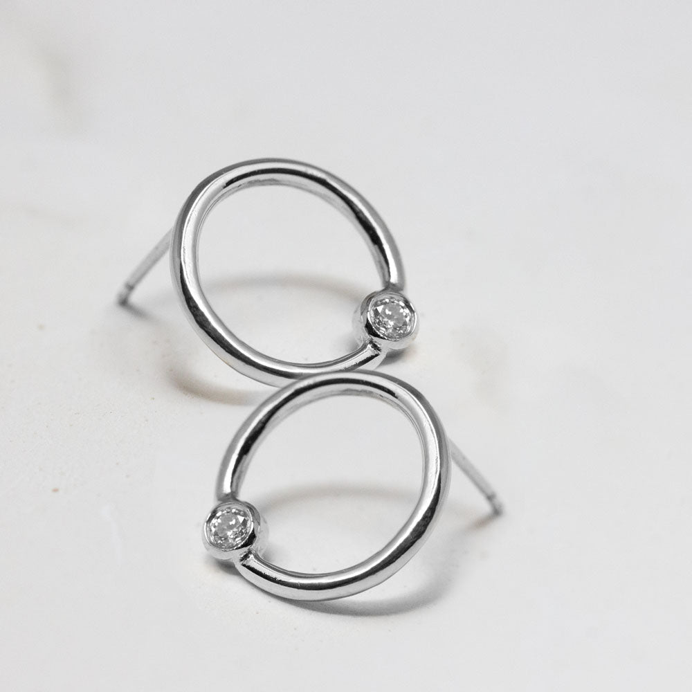Boucles d'oreille en or blanc éthique Fairmined.