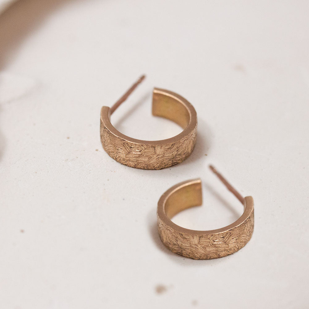 Boucles d'oreilles éthiques texturées en or rouge Fairmined.