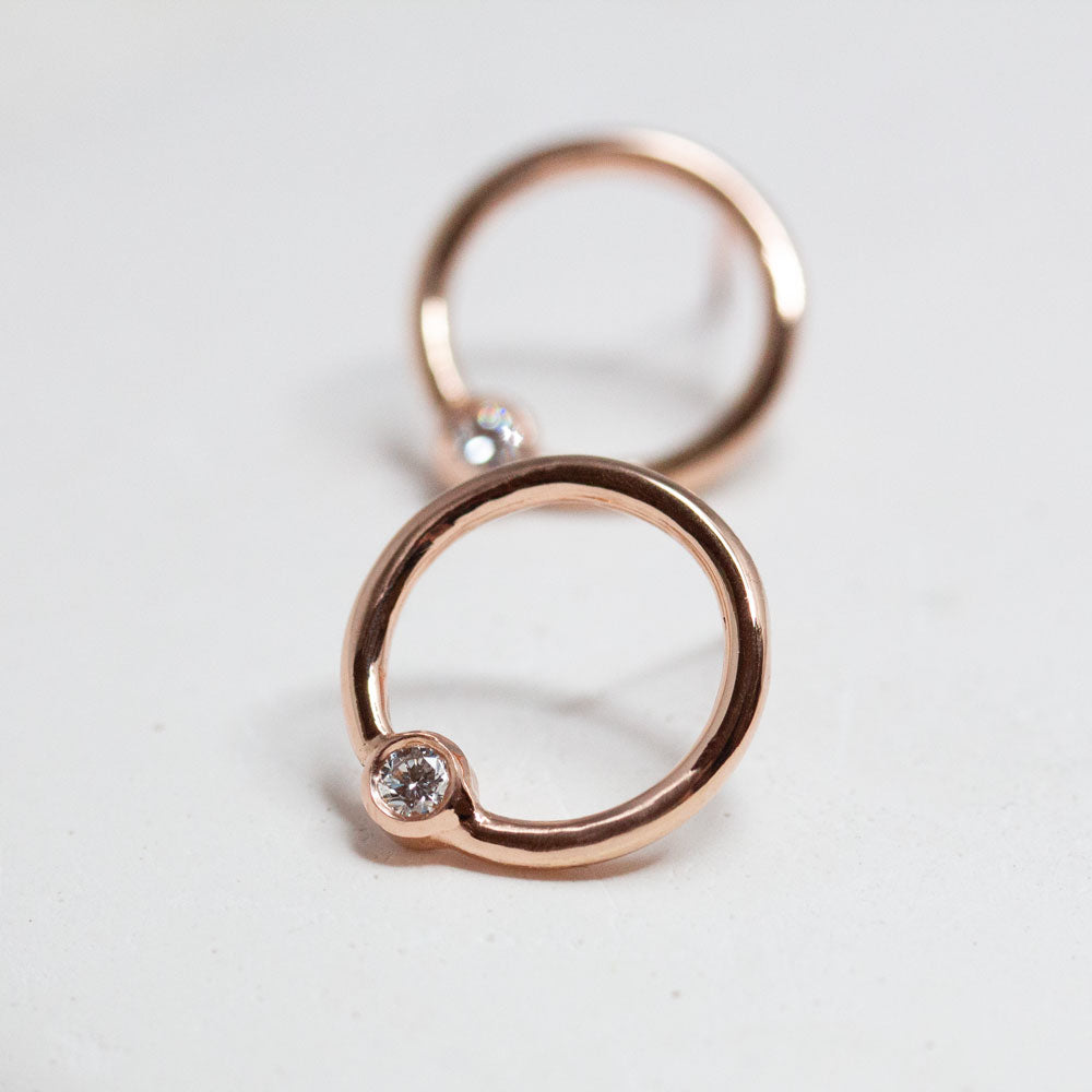 Boucles d'oreille en or rouge éthique réalisées au sein d'un atelier de joaillerie artisanale.