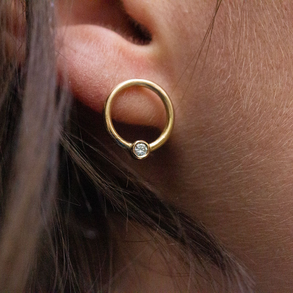 Boucles d'oreille originales éthiques en or labellisé Fairmined.