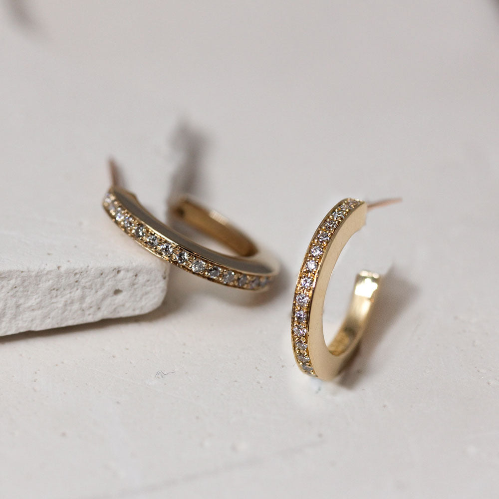 Boucles d'oreille créole pavée en or rose-champagne 18 carats recyclé, joaillerie éthique fabriquée dans notre atelier à Paris