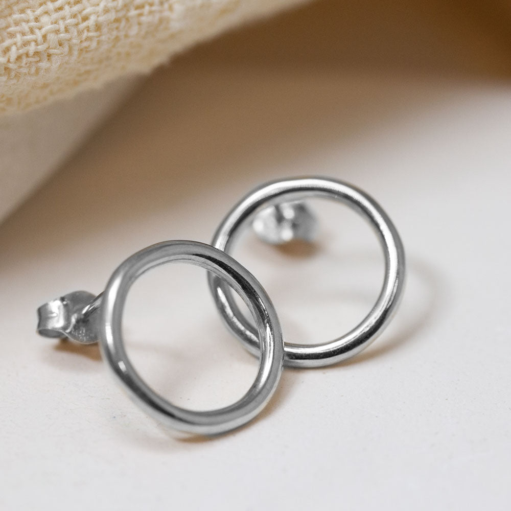 Boucles d'oreille en or Fairmined joaillerie artisanale.