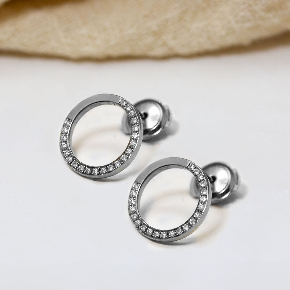 Boucles d'oreille artisanales réalisées dans un atelier de joaillerie parisien.