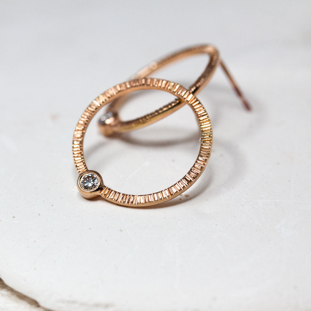 Boucles d'oreille en or rouge, atelier de joaillerie Paris.