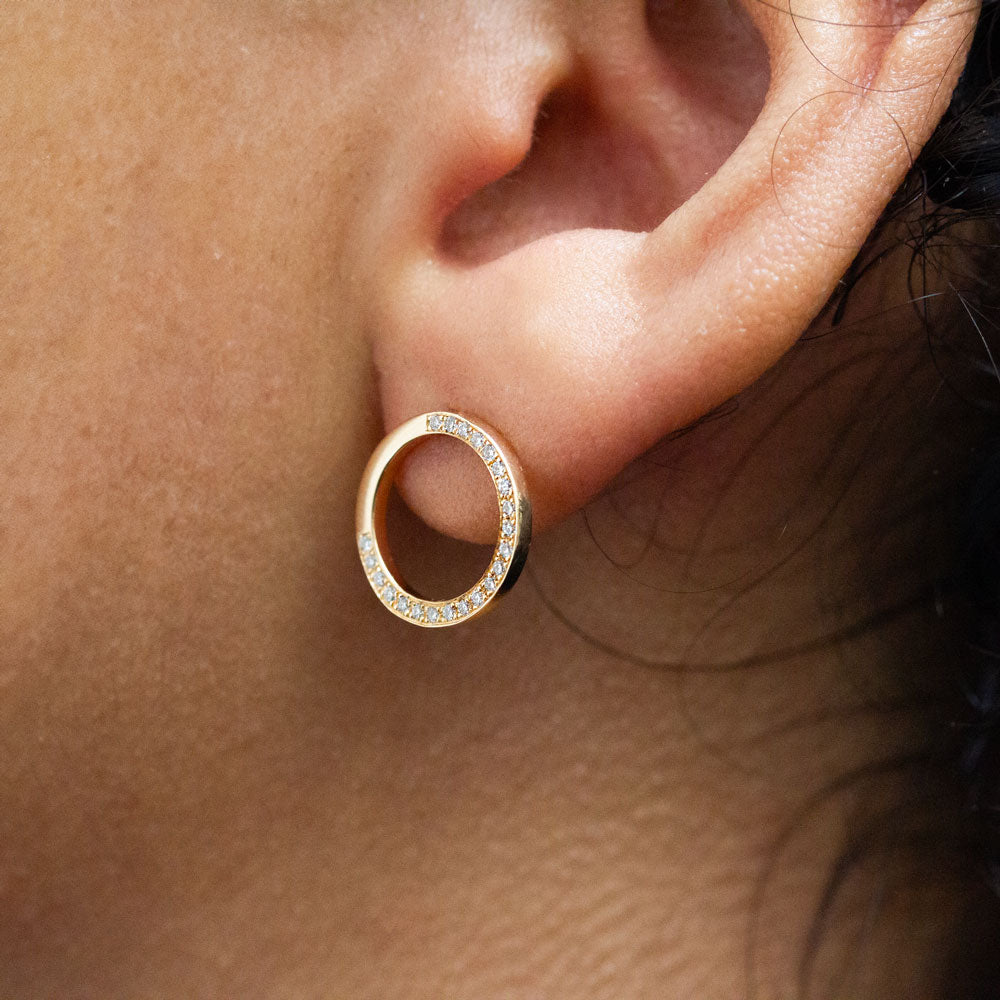 Boucles d'oreille pavées en or éthique Paris et Lyon.