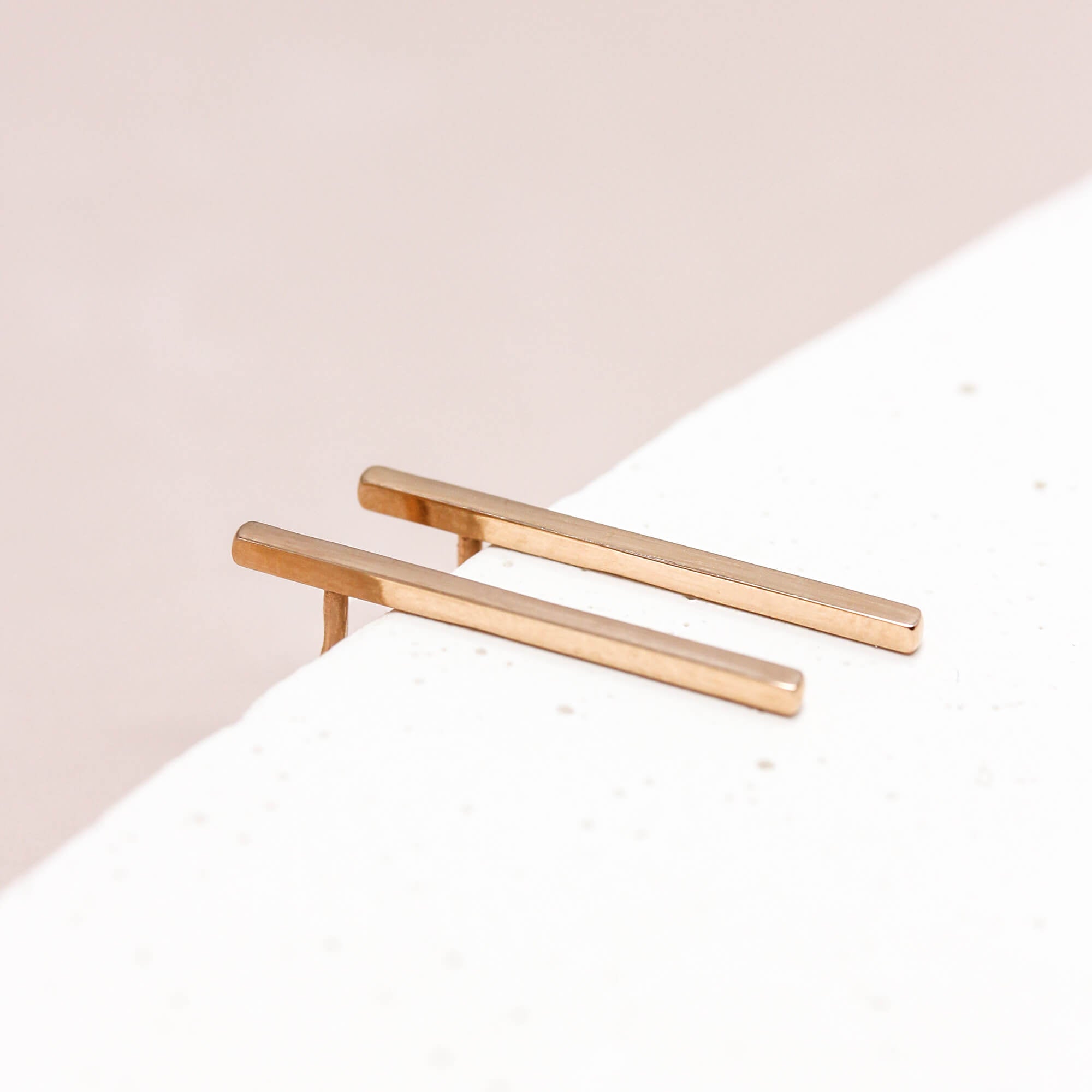 Boucles d'oreille barre en or rose 18 carats éthique Fairmined en réduction - Joaillerie éthique et artisanale à Paris et Lyon Paulette à Bicyclette à