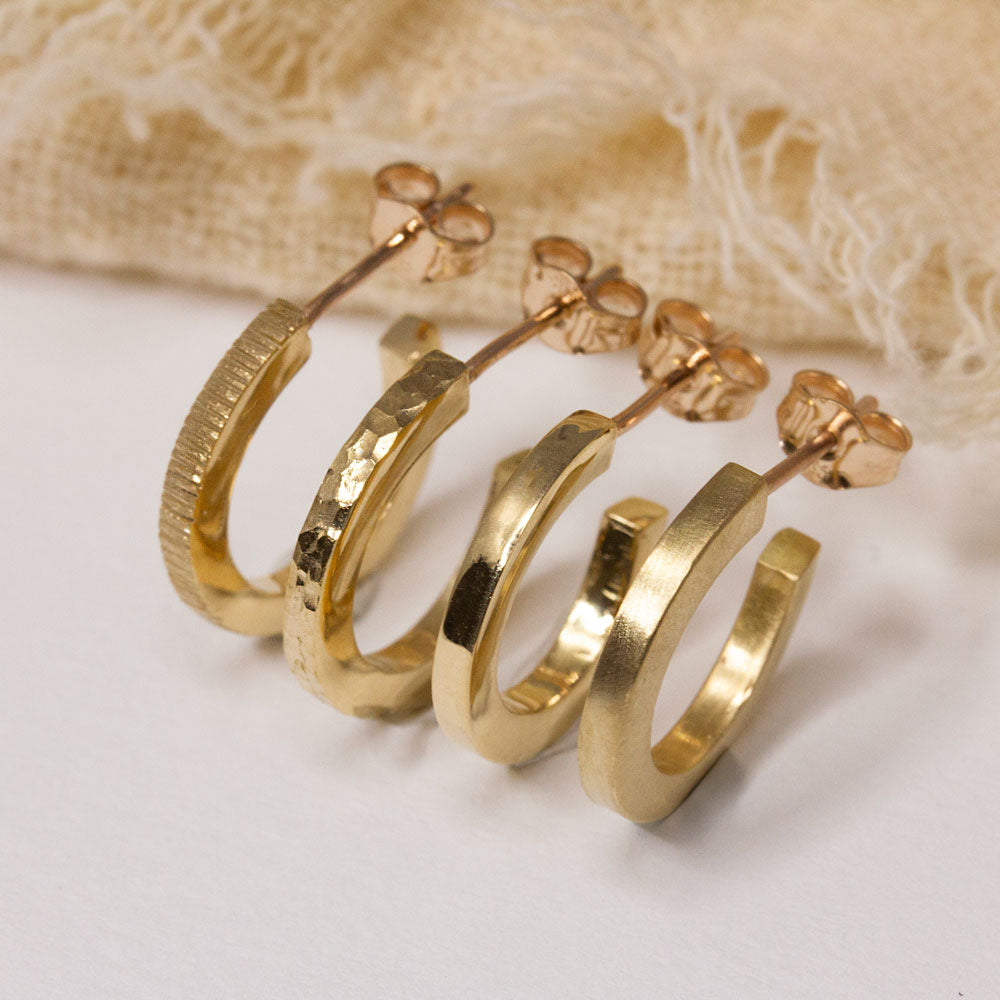 Boucles d'oreille artisanales en or texturé à Paris.